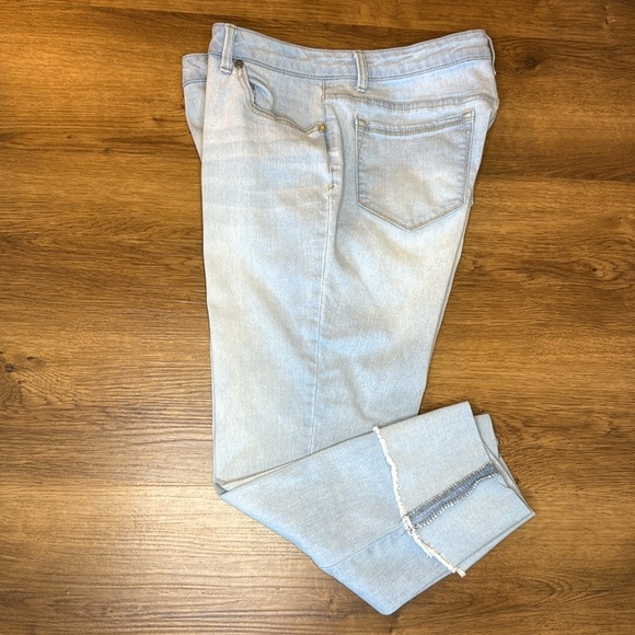 1822 Denim Taylor Women’s 12 Light Wash Cuffed Capri Jeans - Picture 3 of 7